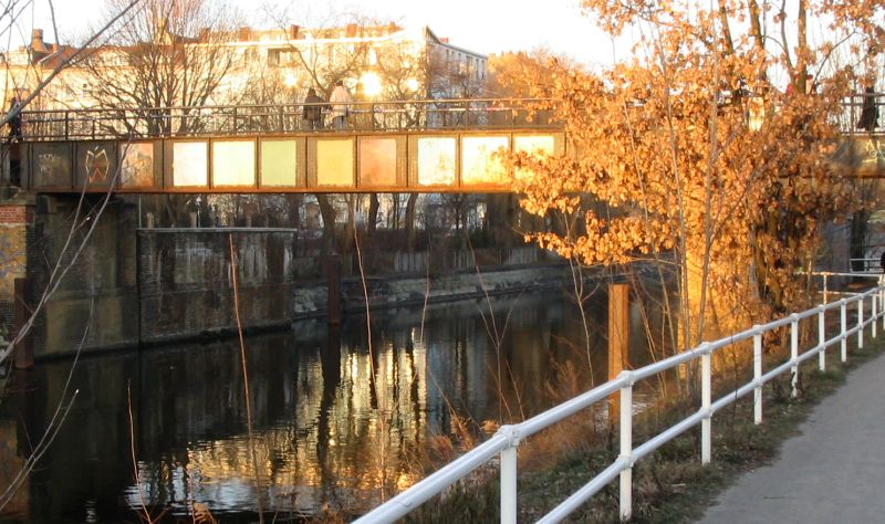 Fußgängerbrücke am Görlitzer Park am 4.1.2004