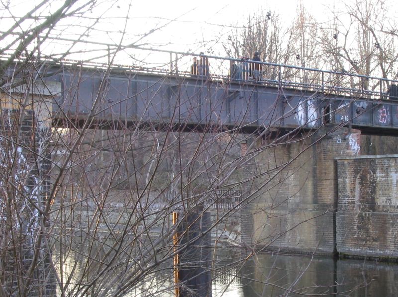 Fußgängerbrücke am Görlitzer Park am 4.1.2004