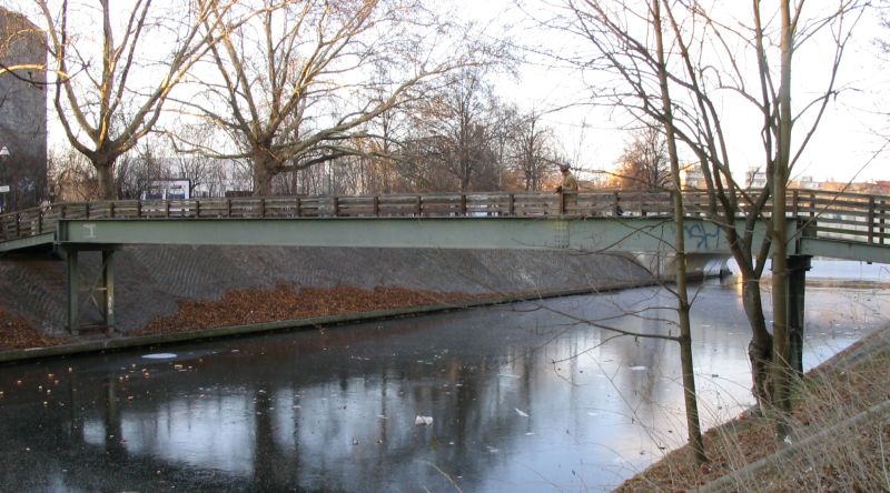 Fußgängerbrücke über den Neuköllner Schifffahrtskanal