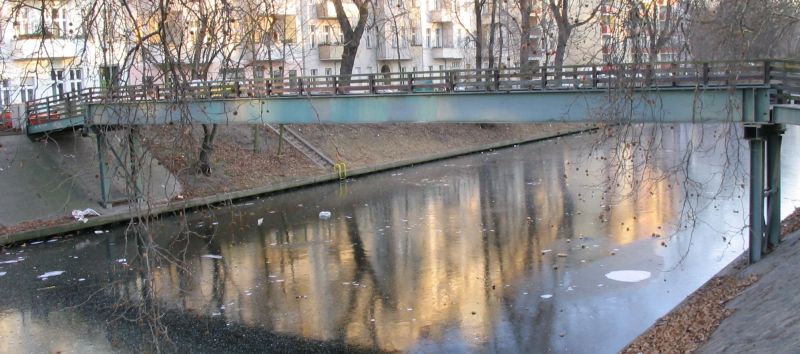 Fußgängerbrücke über den Neuköllner Schifffahrtskanal